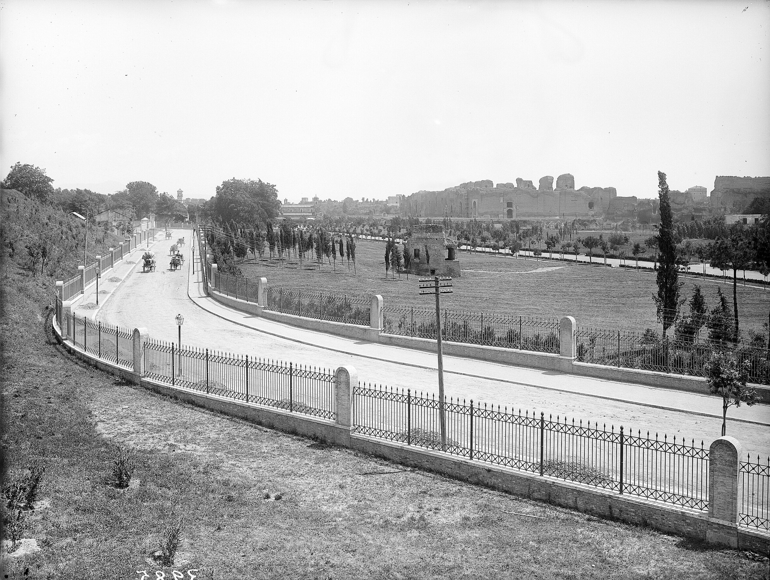 Passeggiata Archeologica, via di Porta S. Sebastiano veduta verso le Terme di Caracalla