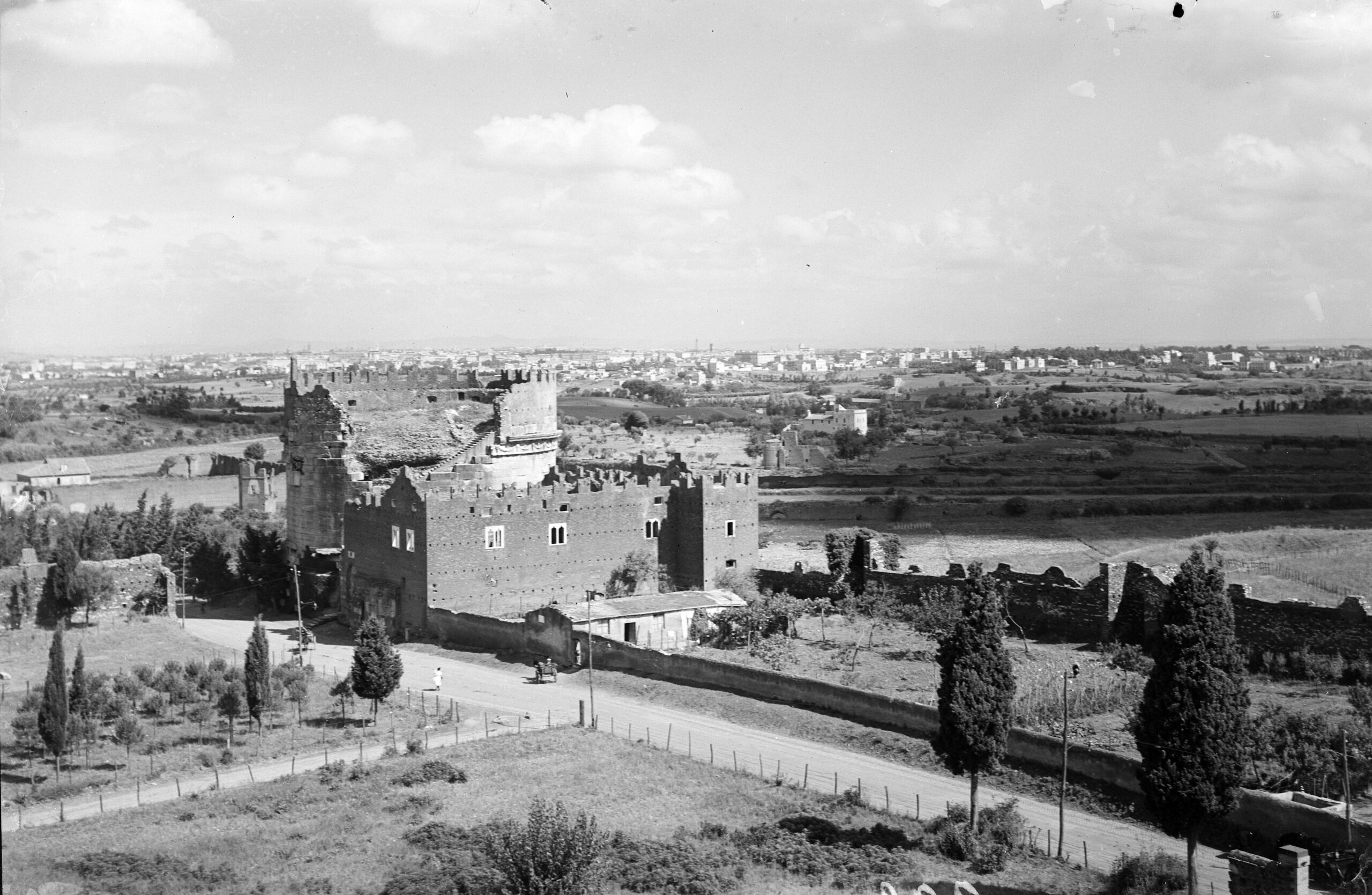 Veduta del Mausoleo di Cecilia Metella e Castrum Caetani