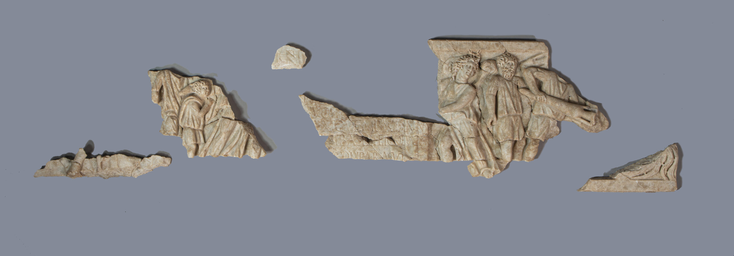 Lastra di loculo figurata con iscrizione