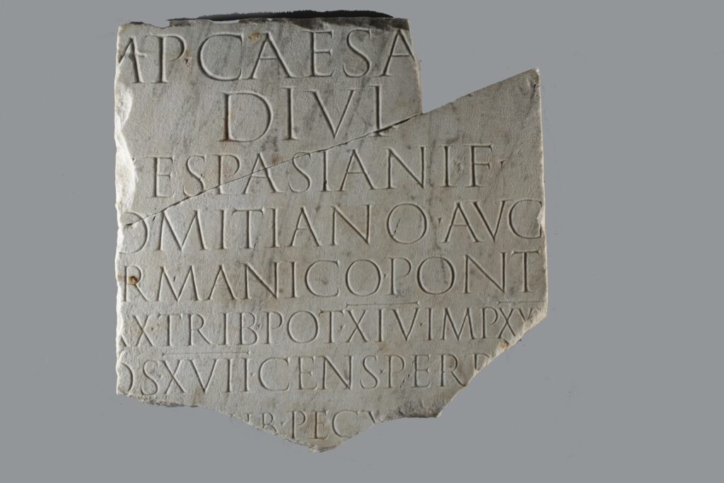 Lastra con iscrizione onoraria per l'imperatore Domiziano