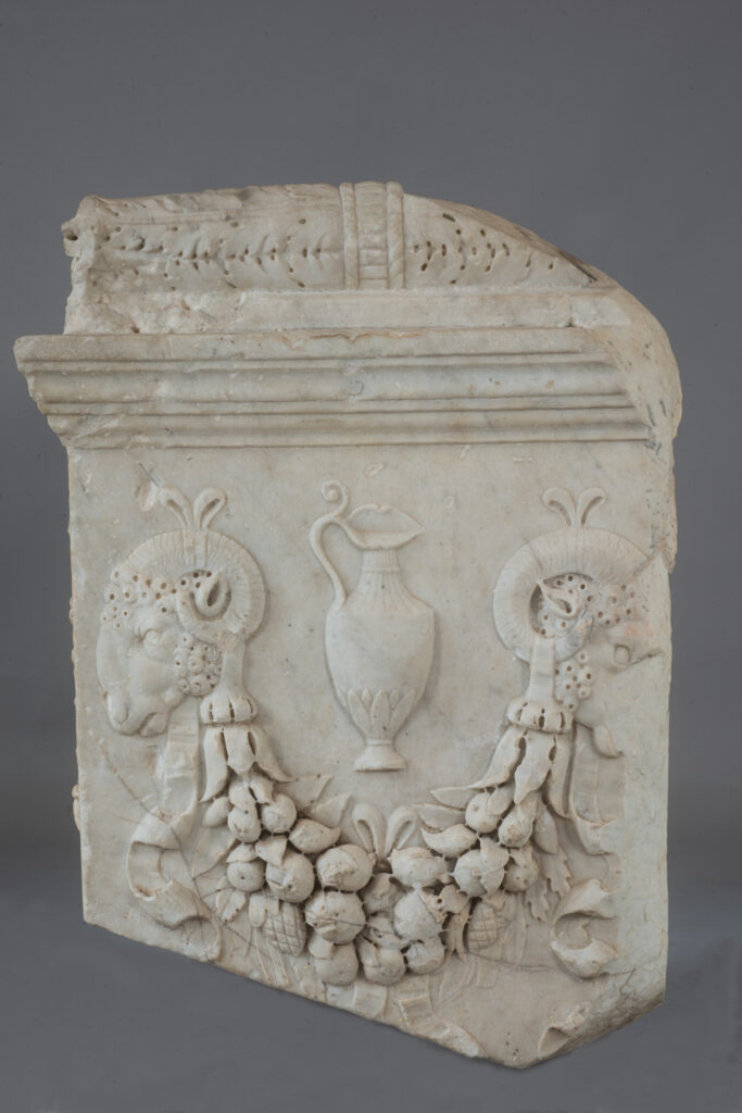 Altare funerario frammentario con iscrizione