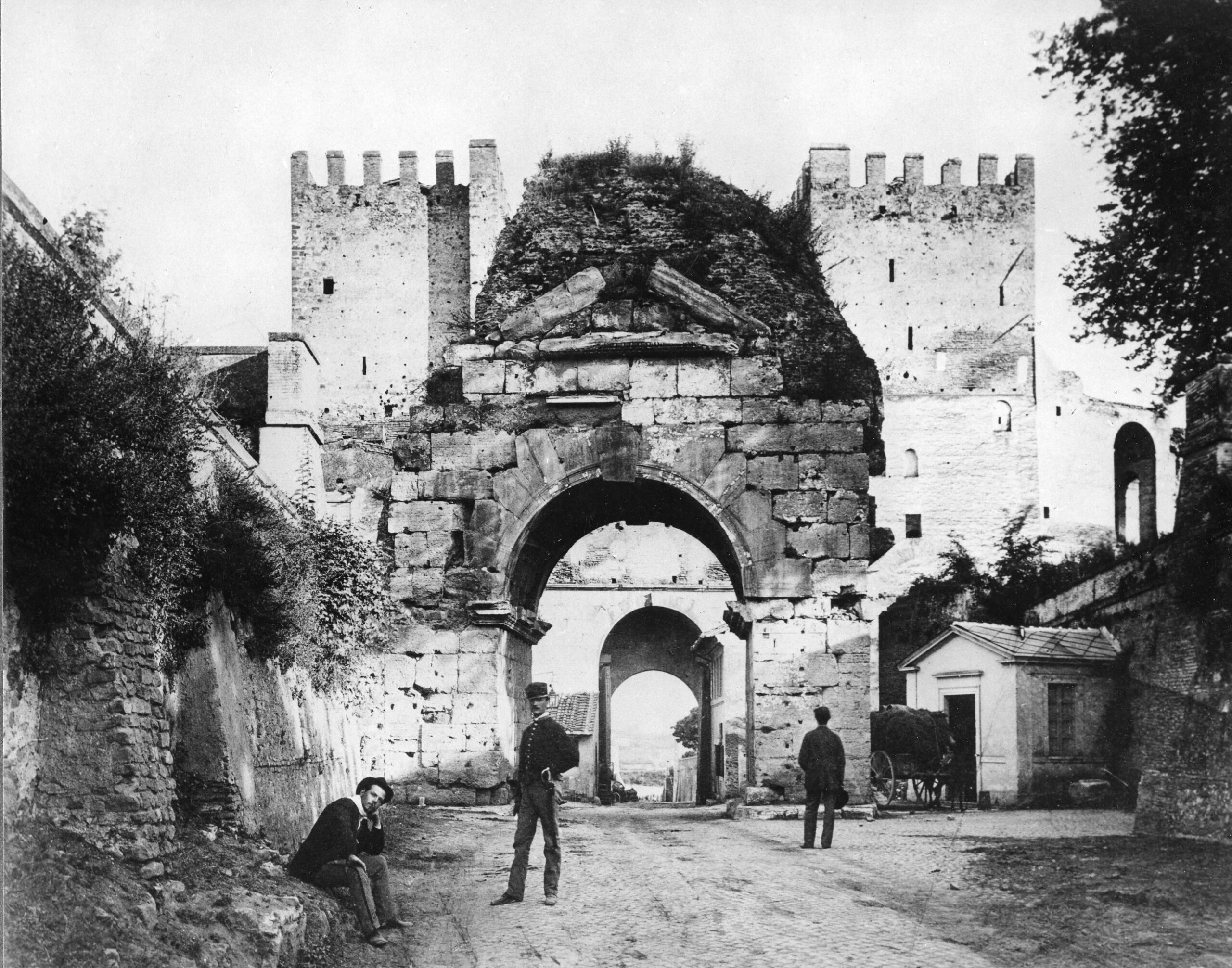 L’Arco di Druso in una foto di Pompeo Molins