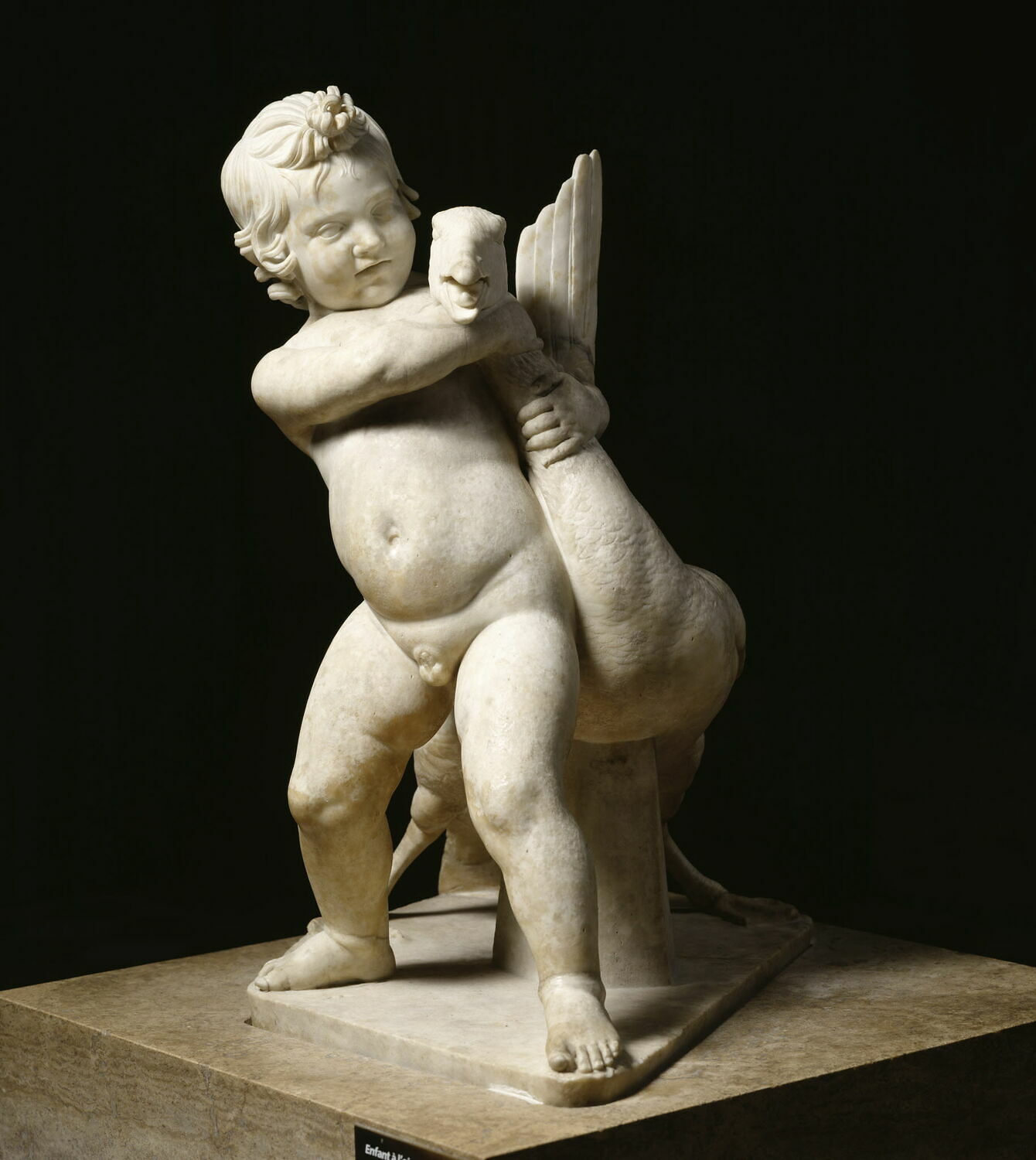 Statua di bambino che gioca con l’oca