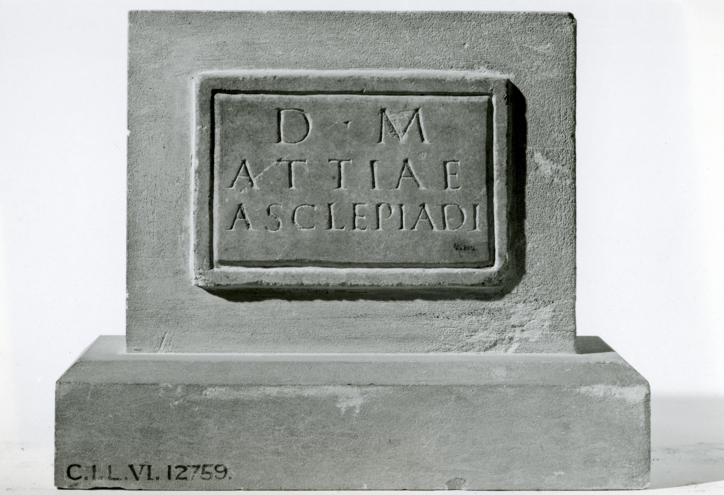 Epitaffio con iscrizione in latino per Attia Asclepias