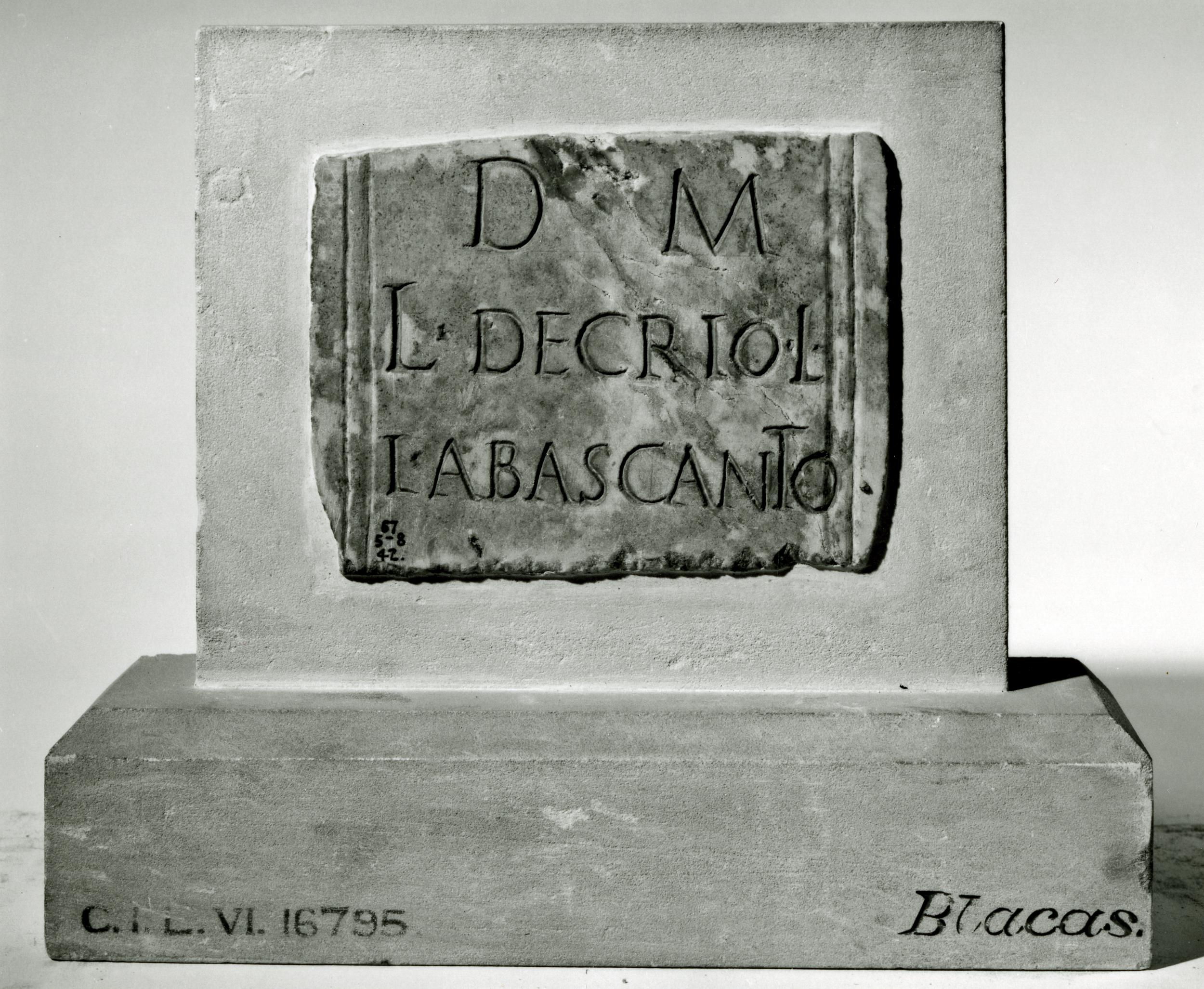 Epitaffio con iscrizione in latino per Lucius Decrius Abascantus