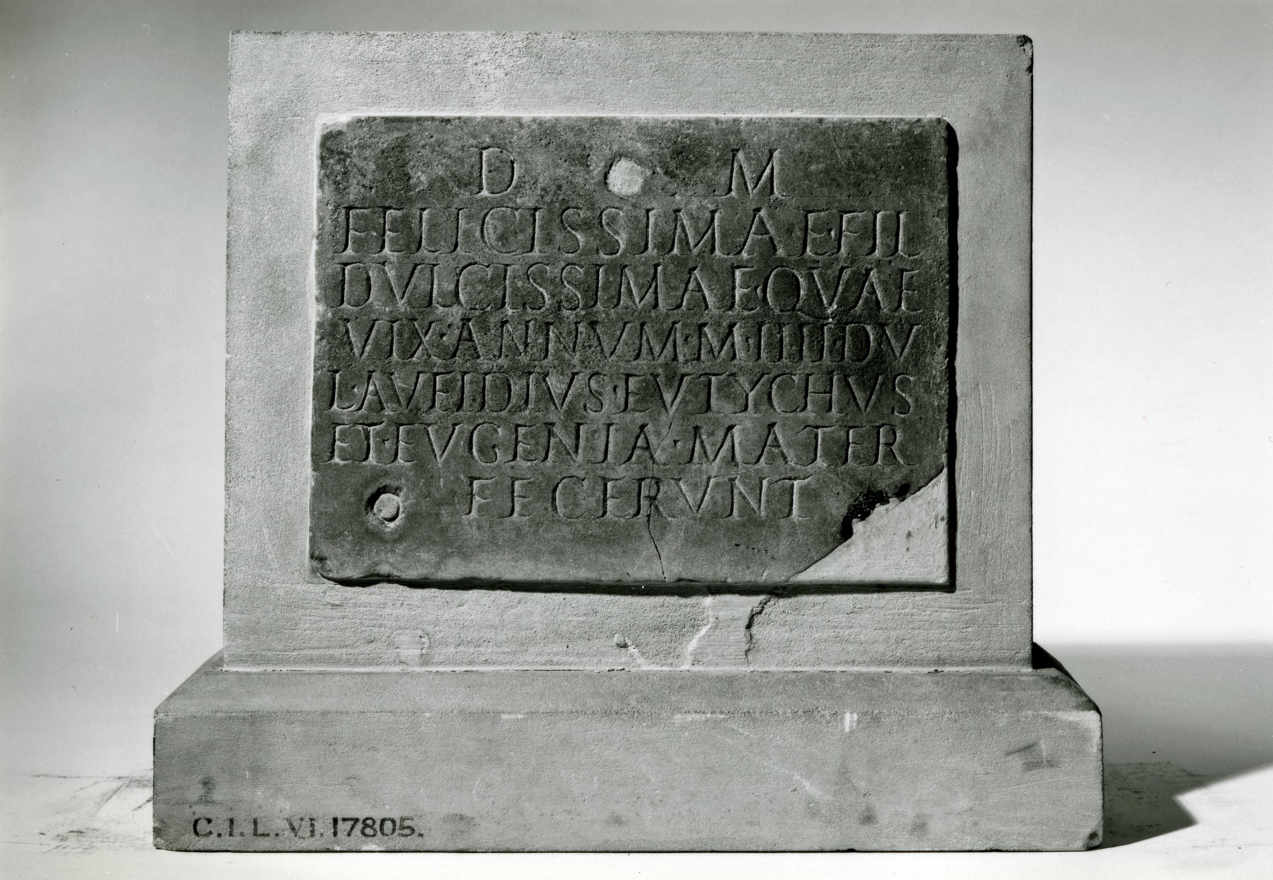 Epitaffio con iscrizione in latino per una bambina