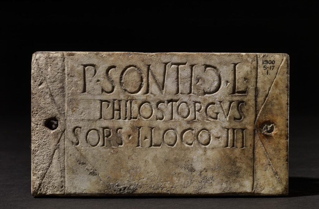 Lastra con iscrizione latina da un colombario