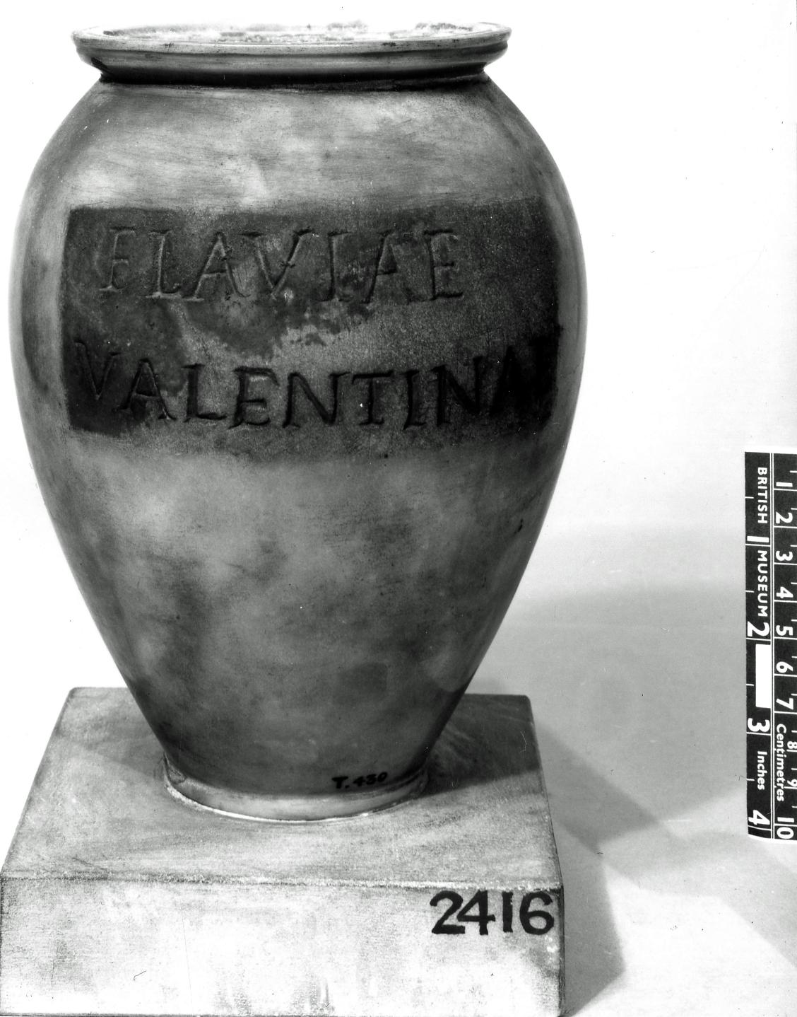 Urna funeraria con iscrizione