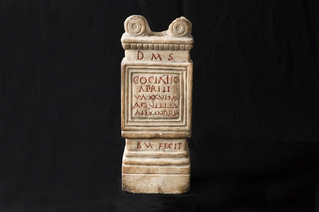 Altare con epitaffio di Caius Oclatius Aprilis