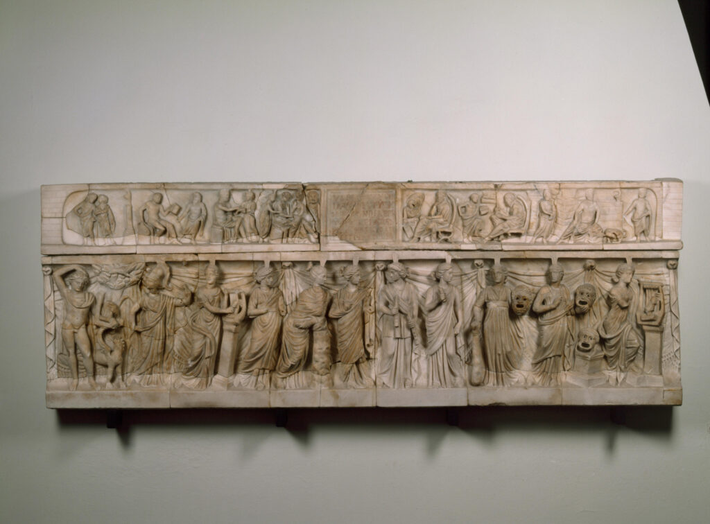 Parte anteriore di un sarcofago delle Muse con coperchio