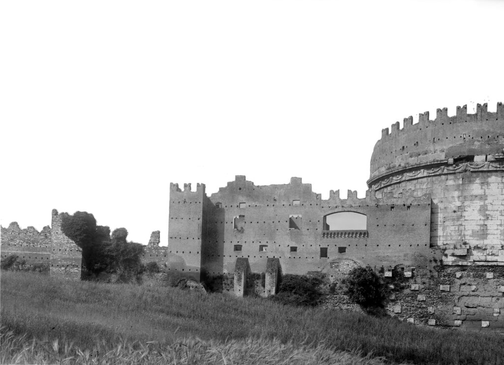 Il Mausoleo di Cecilia Metella e il retro del Castrum Caetani