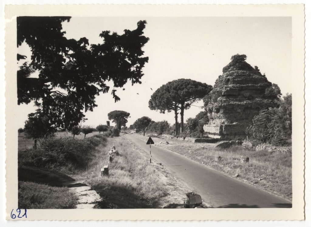 Tomba piramidale in via Appia Antica